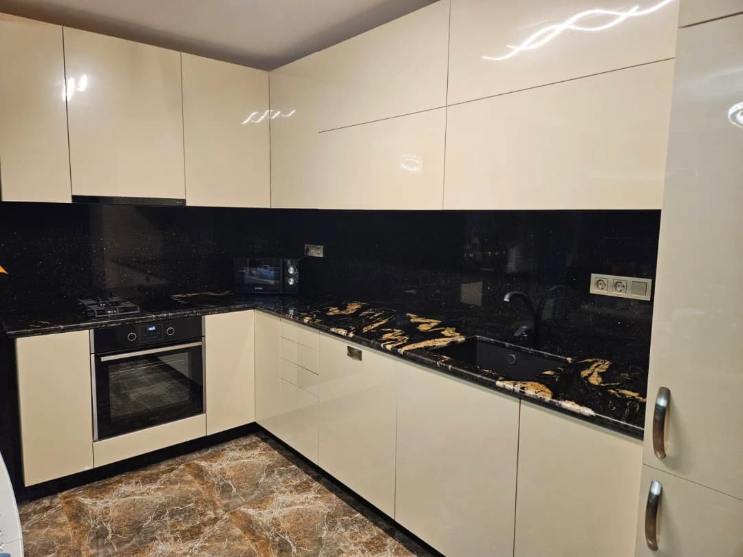 Кухня с гръб и плот от камък